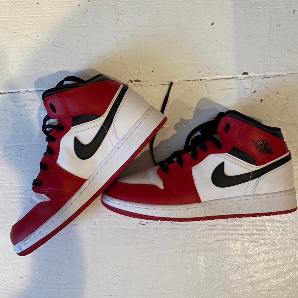 Nike Air Jordan 1 Retro Mid Chicago Red Gem